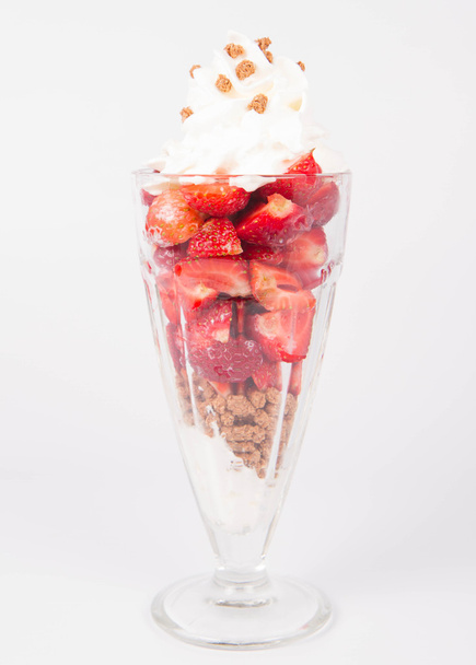 Strawberries with whipped cream and granola - Foto, Imagen
