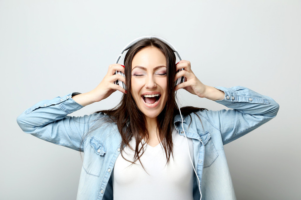 woman listening music with headphones - Foto, afbeelding