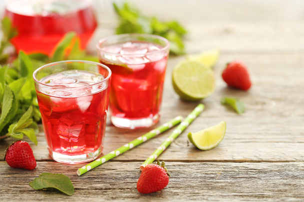 Fresh strawberry drink in glasses - Фото, зображення