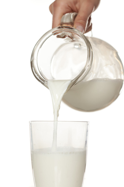 γάλα που διοχετεύονται σε ένα ποτήρι - Φωτογραφία, εικόνα