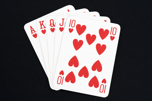 Jugando a las cartas en la mesa negra, Escalera
 - Foto, imagen