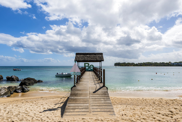 mauritius beach reetgedeckter steg. tropische mauritische Insel Wasser & Strand Resort, Schildkrötenbucht - Sturmhaube - Foto, Bild