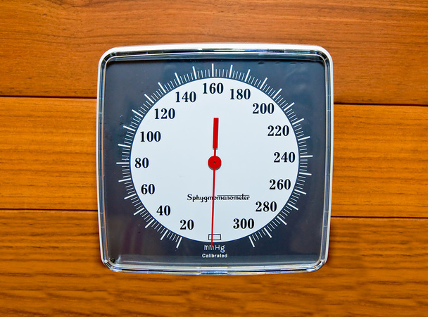 A fa falra vérnyomásmérő - Fotó, kép