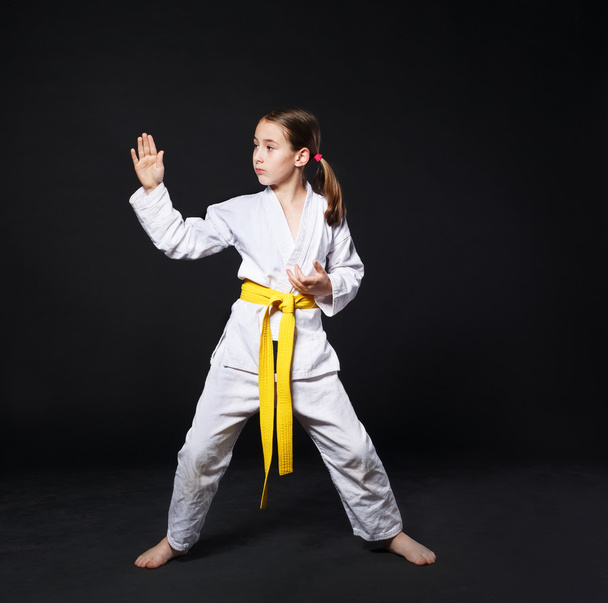 Sarı kuşak Haritayı duruşu ile karate elbiseli kız çocuk - Fotoğraf, Görsel