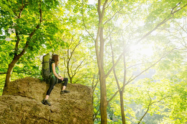 Meisje toerist met een rugzak naar de berg - Foto, afbeelding