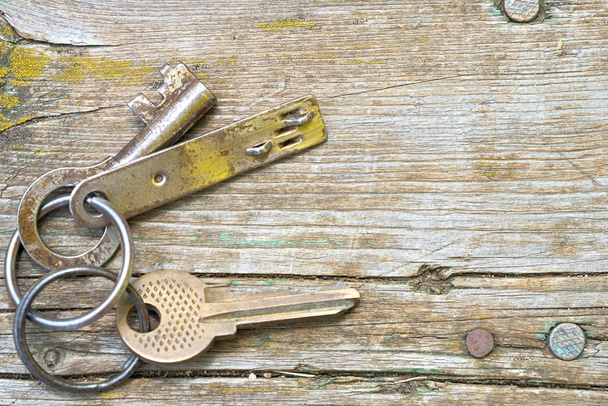 Banda starých klíčů na modrém pozadí dřevěná, zblízka - Fotografie, Obrázek