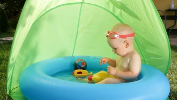 Banheiros Shild na piscina do bebê
 - Filmagem, Vídeo