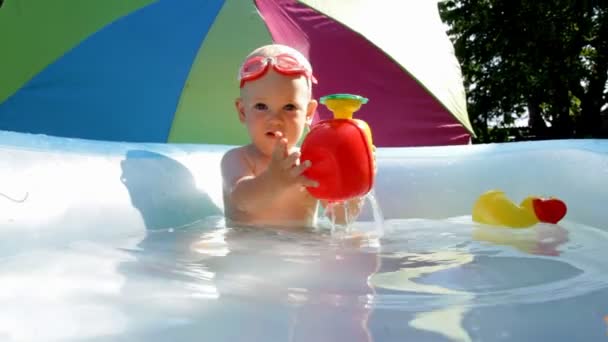 赤ちゃんのプールでウィンドシールド浴場 - 映像、動画