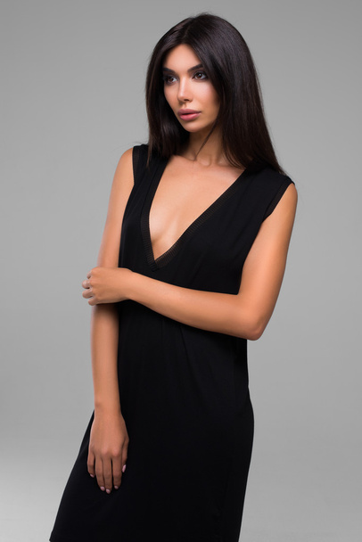 Mooie Brunette vrouw In zwarte jurk - Foto, afbeelding