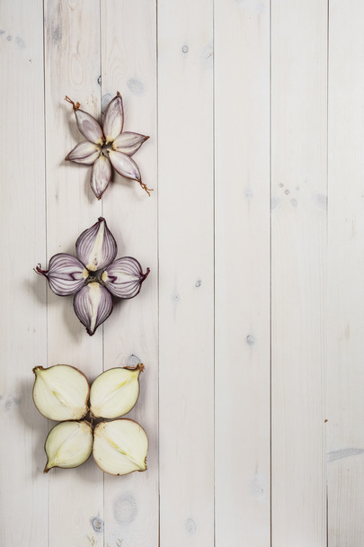 flat lay of onions on white wood - Фото, изображение