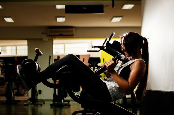 сексуальна дівчина тренування відсутня в спортзалі
 - Фото, зображення