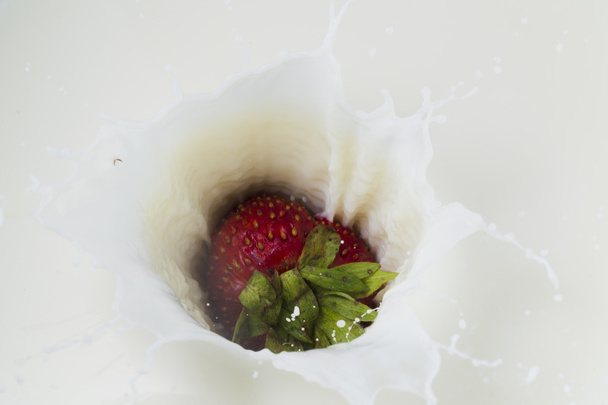 Red strawberry and white milk - Foto, afbeelding