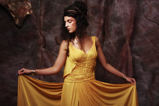黄色のイブニング ドレスを身に着けているブルネットの女性 - 写真・画像