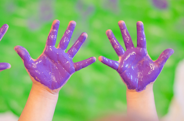 Kaksi lasta kämmenet violetti väri
 - Valokuva, kuva