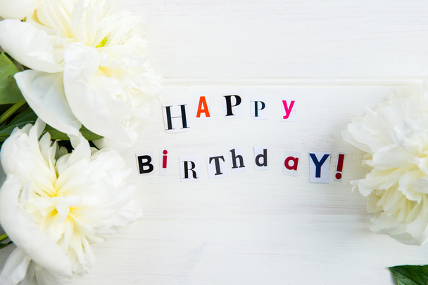 "Письма с днем рождения" вырезают из фанеры и белых пионов
 - Фото, изображение