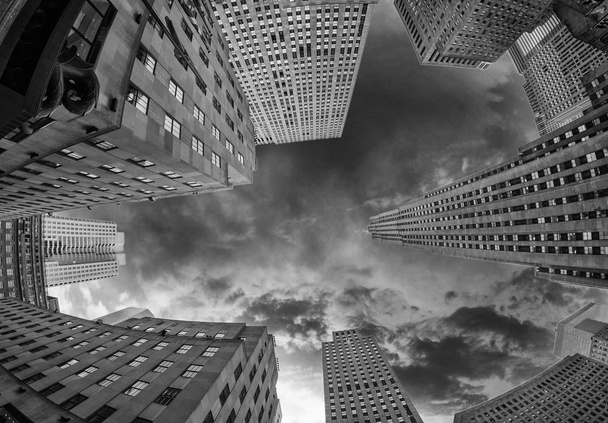 Grattacieli giganti sotto un cielo drammatico
 - Foto, immagini