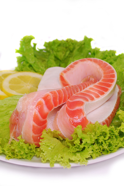 rohe Lachsbäuche mit Salat und Zitronenscheiben - Foto, Bild