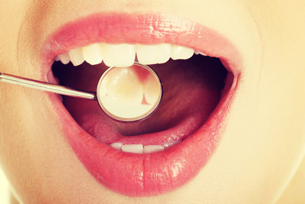 Cerca de las mujeres boca abierta
 - Foto, Imagen