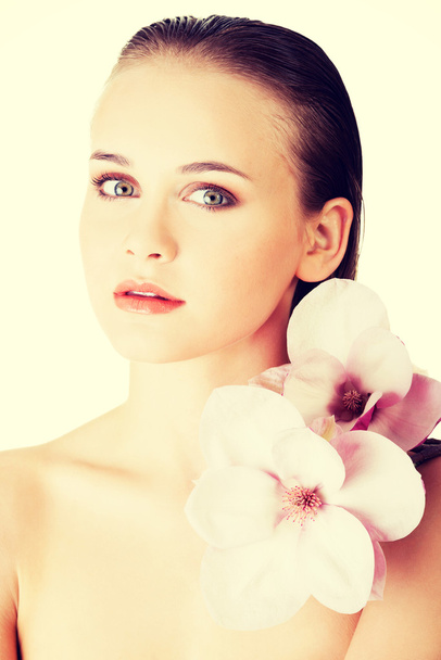 Frau mit gesunder, sauberer Haut und rosa Blüten - Foto, Bild