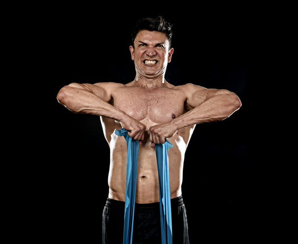 silné fit sport muž pilně trénují s pružná gumička svalům pocení - Fotografie, Obrázek
