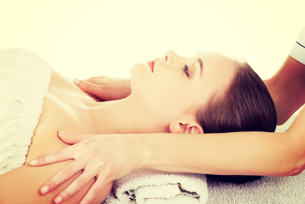 Woman relaxing beeing massaged in spa saloon - Fotoğraf, Görsel