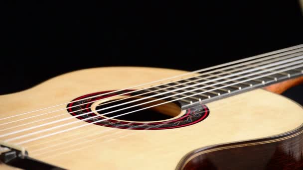 Chitarra classica spagnola girevole, dettaglio della bocca, corde, tasti e legno
 - Filmati, video
