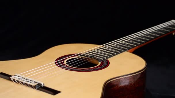 Κλασσική κιθάρα περιστοφή, λεπτομέρεια από το στόμα, συμβολοσειρές, τάστα και ξύλο - Πλάνα, βίντεο