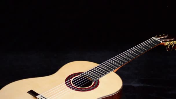 Κλασσική κιθάρα περιστοφή, λεπτομέρεια από το στόμα, συμβολοσειρές, τάστα και ξύλο - Πλάνα, βίντεο