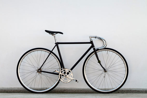 Ποδήλατο πόλης σταθερό εξοπλισμό και τσιμεντένιο τοίχο - Φωτογραφία, εικόνα
