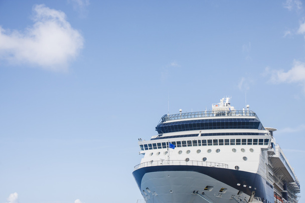 bílá a modrá výletní loď pod opuchlé mraky - Fotografie, Obrázek