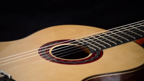 Španělské klasická kytara gyrating, detail v ústech, smyčce, pražců a dřevo - Záběry, video