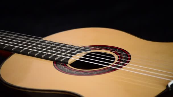 Klasik Gitar siyah arka planda döndürme - Video, Çekim