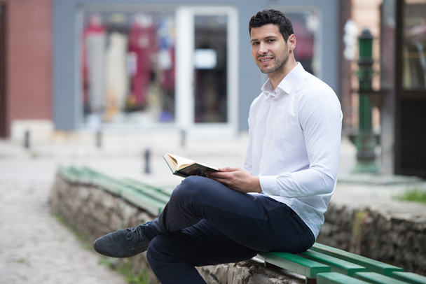 Young Muslim Guy Reading The Koran - Foto, Imagem
