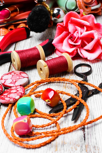 Alicates, abalorios y accesorios para mujer
 - Foto, Imagen