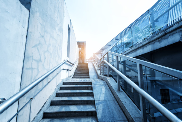 Treppe im modernen Stadtstil mit Beleuchtung - Foto, Bild
