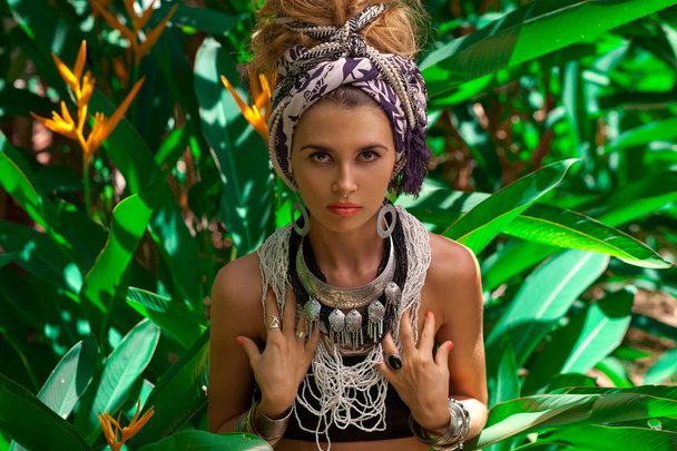 Attractive young boho woman in turban with jungle background - Foto, afbeelding
