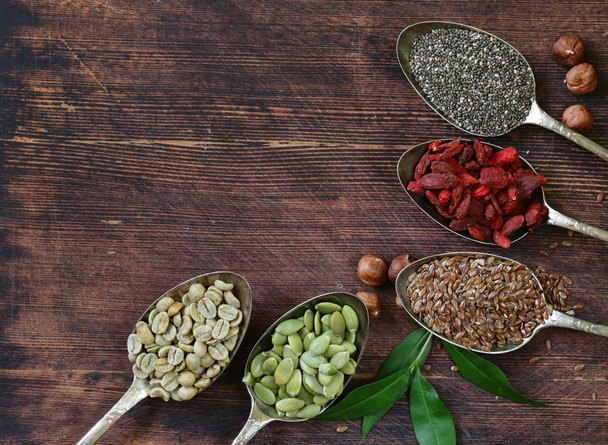 zdravé stravování ingredience super jídlo - semena chia a lnu, goji bobule, ořechy - Fotografie, Obrázek