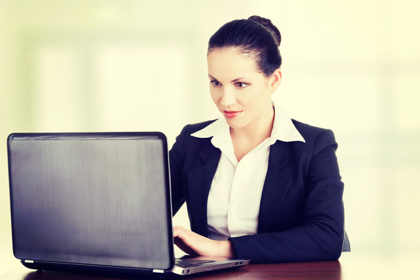 Businesswoman working on laptop computer - Foto, immagini
