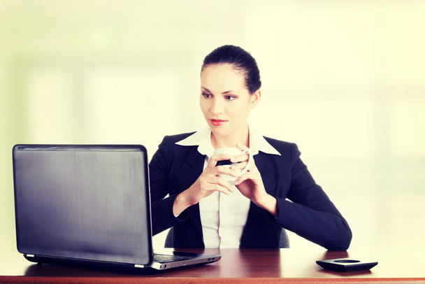 Beautiful brunette businesswoman working on laptop - Foto, Imagem