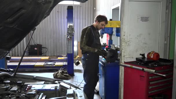 Mechanik chlap leštění kovových částí na leštící stroj - Záběry, video