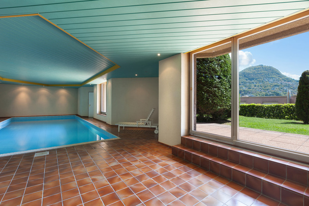piscina cubierta de casa
 - Foto, Imagen