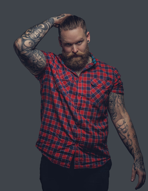 Tattooed Man in een rood shirt. - Foto, afbeelding