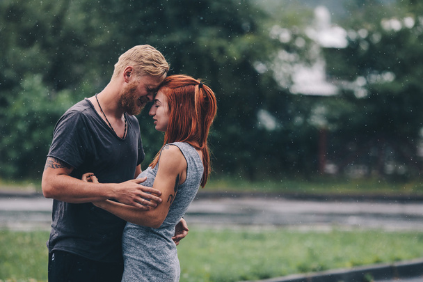 το όμορφο ζευγάρι αγκαλιάζει στη βροχή - Φωτογραφία, εικόνα