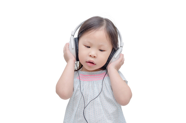 Little girl listening music by headphone - Foto, afbeelding
