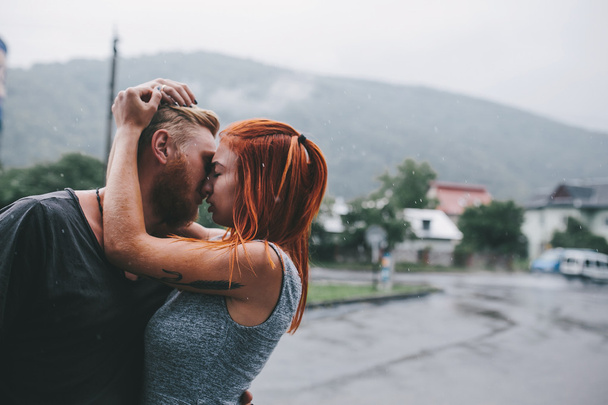 красива пара обіймає під дощем
 - Фото, зображення