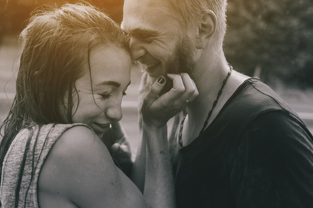 hermosa pareja abrazándose en la lluvia
 - Foto, Imagen