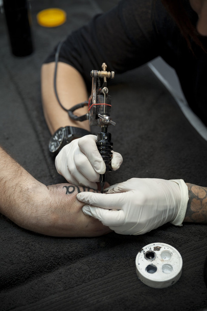 máquina de tatuaje de cerca
 - Foto, imagen