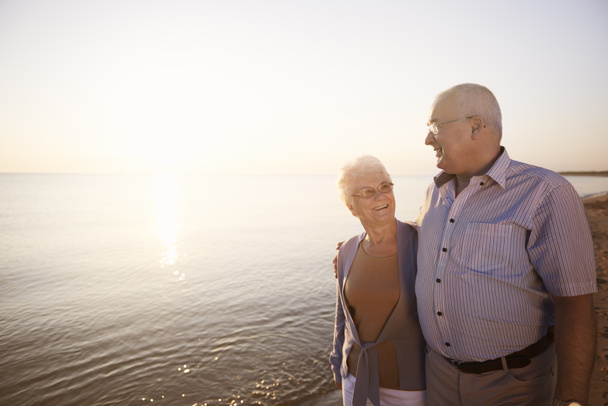 Seniorenpaar verbringt Zeit am Meer - Foto, Bild