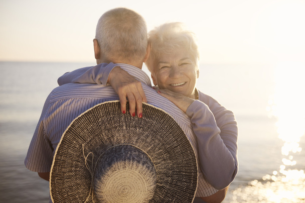 Seniorenpaar umarmt sich am Meer  - Foto, Bild