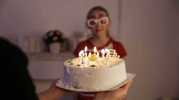 Doğum günü pastası ile mutlu çocuk - Video, Çekim